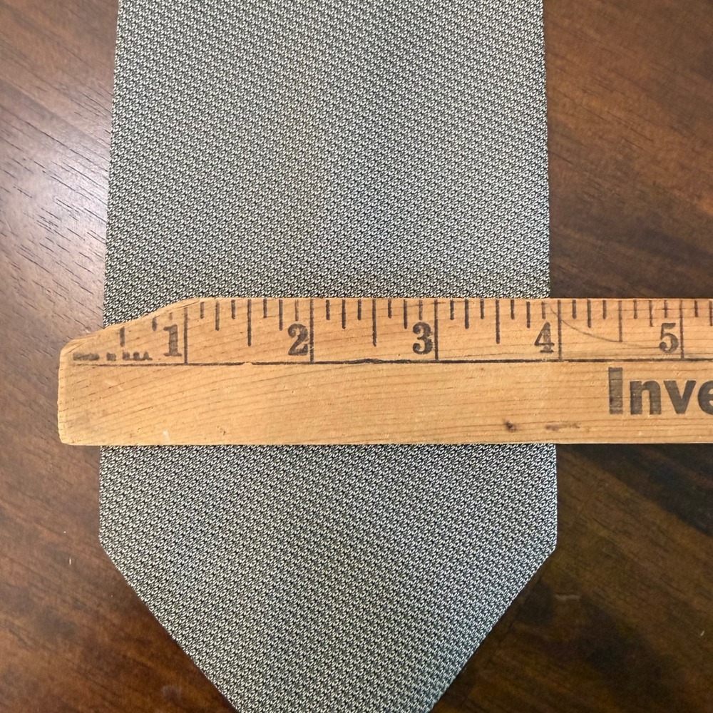 Geoffrey Beene Mens Silver Grey Micro Weave 100% Silk Necktie Made in Italy 4in - Picture 5 of 6